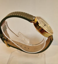 Load image into Gallery viewer, A Universal Genève Compax, reference 12426, dates to the late 1950s to early 1960s—a golden era