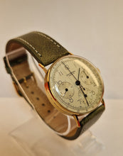 Load image into Gallery viewer, A Universal Genève Compax, reference 12426, dates to the late 1950s to early 1960s—a golden era
