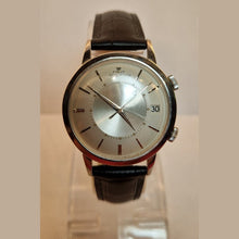 Load image into Gallery viewer, A stunning 1960s Jaeger le Coultre Memovox Wristwatch With Date Window.
