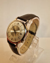 Load image into Gallery viewer, A stunning 1960s Jaeger le Coultre Memovox Wristwatch With Date Window.
