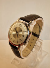 Load image into Gallery viewer, A stunning 1960s Jaeger le Coultre Memovox Wristwatch With Date Window.
