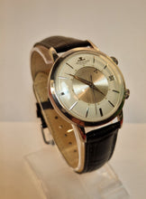 Load image into Gallery viewer, A stunning 1960s Jaeger le Coultre Memovox Wristwatch With Date Window.
