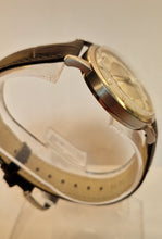 Load image into Gallery viewer, A stunning 1960s Jaeger le Coultre Memovox Wristwatch With Date Window.
